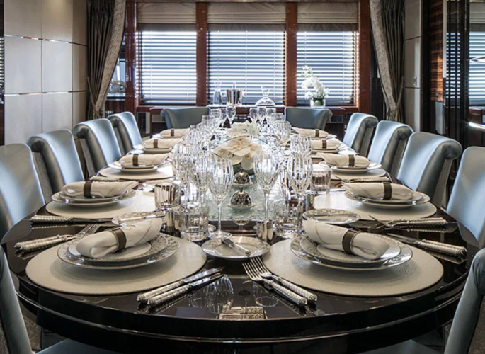 The-dining-room-in-a-superyacht-with-Glancy-Fawcetts-luxury-tableware-in-a-neutral-tablescape